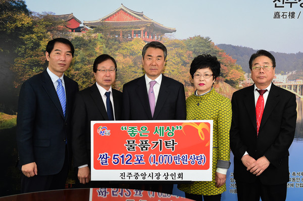 ▲ 중앙, 이창희 시장 (우측) 허경순 회장