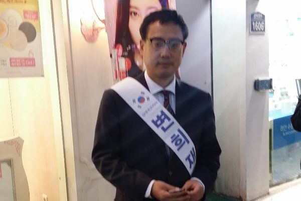 ▲ 관악을 보궐선거에 나선 무소속 변희재 예비후보가 어깨띠를 매고 유권자들과의 대면접촉에 나서고 있다. ⓒ변희재 예비후보 트위터
