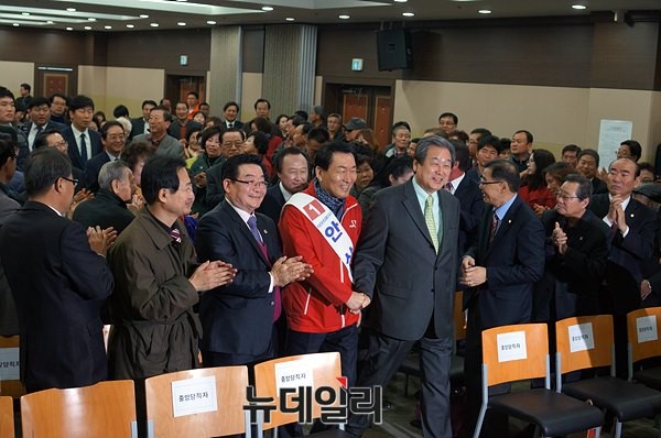 ▲ 김무성 대표가 25일 오전 안상수 서구 강화을 후보의 손을 잡고 핵심당원연수장에 입장하고 있다. ⓒ뉴데일리 윤진우 기자