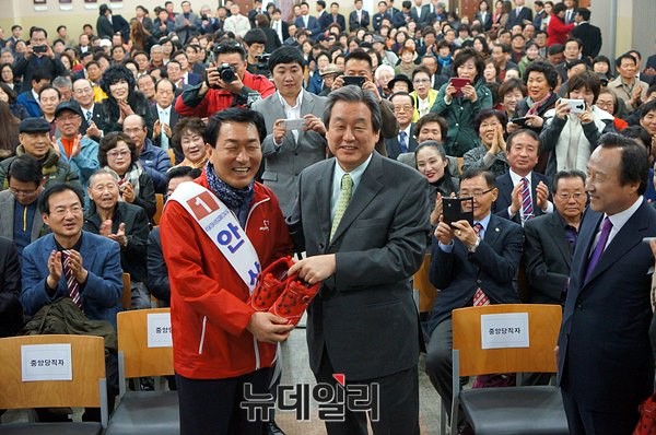 ▲ 김무성 대표가 25일 오전 안상수 서구 강화을 후보에게 빨간 운동화를 선물하고 있다. ⓒ뉴데일리 윤진우 기자