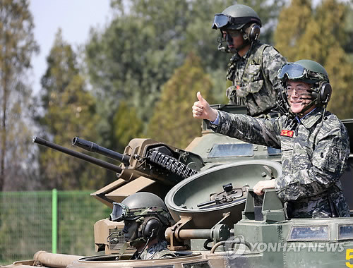 ▲ 문재인 새정치민주연합 대표가 25일 경기도 김포시 해병대 2사단 상장대대에서 상륙돌격장갑차를 타고 훈련체험을 하고 있다. ⓒ연합뉴스 DB