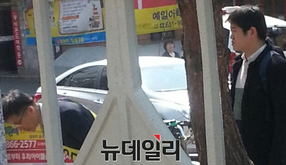 ▲ 4·29 서울 관악을 보궐선거에 출마한 구 통진당 소속의 전 국회의원이었던 무소속 이상규 예비후보(사진 왼쪽)가 유권자들에게 인사를 건네고 있는 가운데, 지난 23일 새누리당 김무성 대표의 타운홀 미팅을 방해했었던 박철우 씨(오른쪽)가 함께 서있는 모습이 포착됐다. ⓒ뉴데일리 사진DB