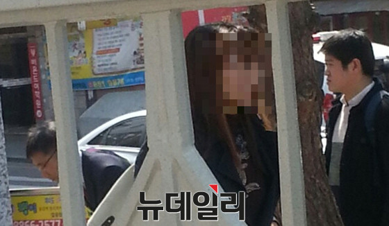 ▲ 새누리당 김무성 대표의 청춘무대 진행을 방해했던 박철우 씨가 25일 구 통진당 소속 이상규 후보가 지나가는 유권자에게 고개를 숙이는 동안 그 옆에 서 있다. ⓒ뉴데일리 사진DB