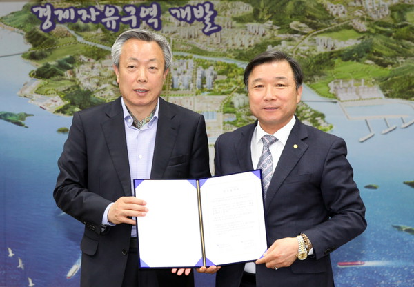▲ 왼쪽, 윤상기군수 이영춘 장생도라지 대표