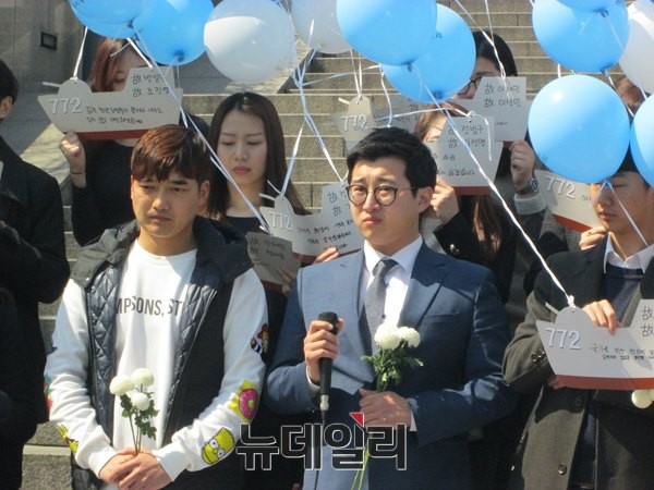25일 오전 서울역 앞에서 대학생과 청년단체들이 개최한 추모행사에 참석한 천안함 참전자들.ⓒ 사진 뉴데일리 유경표 기자