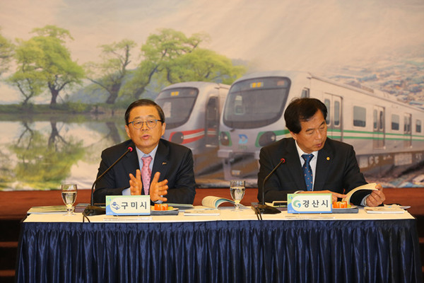 ▲ 민선6기 제5차 ‘경상북도 시장군수협의회(사진 왼쪽 남유진 구미시장 오른쪽, 최영조 경산시장)가 25일 경산에서 열렸다.ⓒ뉴데일리