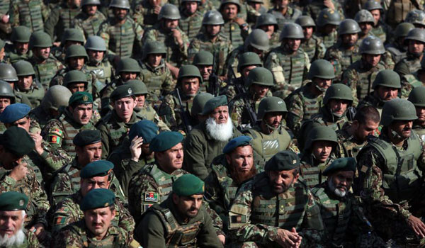 오바마 美대통령이 결국 아프간 주둔 미군 철수를 늦추기로 했다. 또한 아프간 보안군 병력 35만 명을 위한 훈련, 장비, 자금 지원도 하기로 약속했다. 사진은 올초 훈련 중인 아프간 보안군. ⓒ美폭스뉴스 보도화면 캡쳐