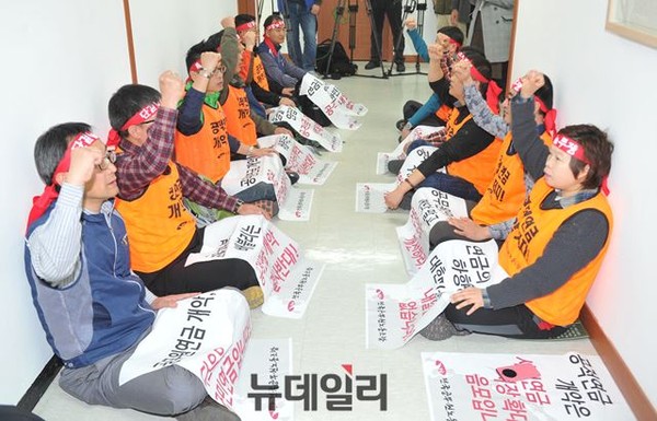 ▲ 전국공무원노동조합 소속 조합원들이 25일 서울 여의도 새정치민주연합 당사를 점거하고 야당의 공무원연금 개혁안 발표에 항의하고 있다.ⓒ뉴데일리 이종현 기자