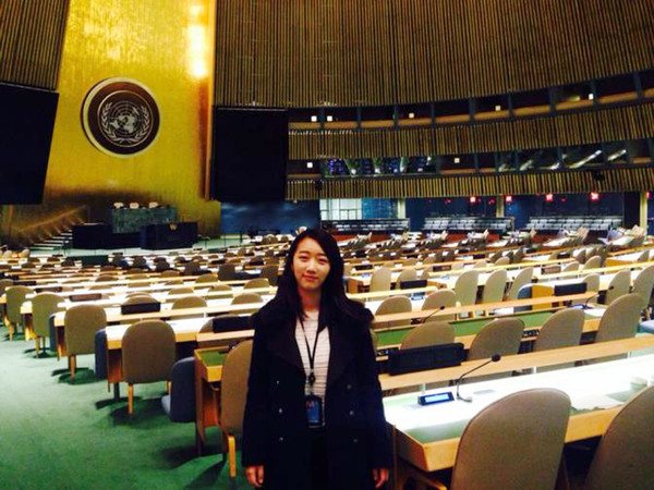 ▲ 계명대 예지 학생이 유엔총회장 내부에서 환하게 웃고 있는 모습.ⓒ계명대 제공