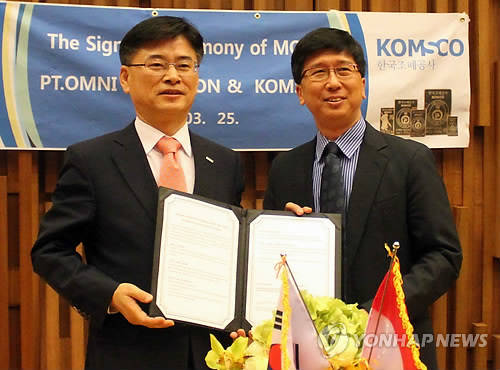 ▲ 한국조폐공사 김화동 사장(왼쪽)이 25일 인도네시아 수도 자카르타에서 현지 홈쇼핑 업체 수탄토 하르토노 대표와 양해각서를 체결하고 있다. 이 홈쇼핑 업체는 4월 부터 공사에서 제작한 골드바를 인도네시아 전역에 판매한다.