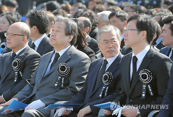 ▲ 26일 대전 현충원에서 열린 천안함 5주기 추모제에 새누리당 김무성 대표최고위원(사진 첫줄 왼쪽에서 두번째)과 새정치민주연합 문재인 대표(세 번째), 정의당 천호선 대표(네 번째)가 참석했다. ⓒ연합뉴스 사진DB