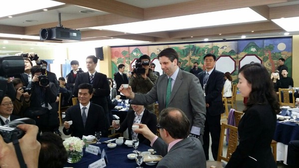 ▲ 음식디비방 시식연에 리퍼트 주한 미국대사가 참석해 건배를 하고 있다. ⓒ영양군 제공