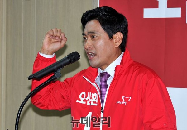 ▲ 새누리당 오신환 후보가 26일 자신의 선거사무소에서 열린 선거대책위 발대식에서 후보자 인사말을 하던 중 변화의 필요성을 강조하며 주먹을 불끈 쥐어보이고 있다. ⓒ뉴데일리 이종현 기자