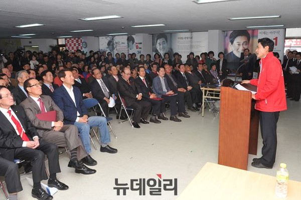 ▲ 새누리당 오신환 후보 선거사무소에서 26일 선거대책위원회 발대식이 열린 가운데, 300여 명의 지지자가 모여들어 입추의 여지 없는 성황을 이뤘다. ⓒ뉴데일리 이종현 기자