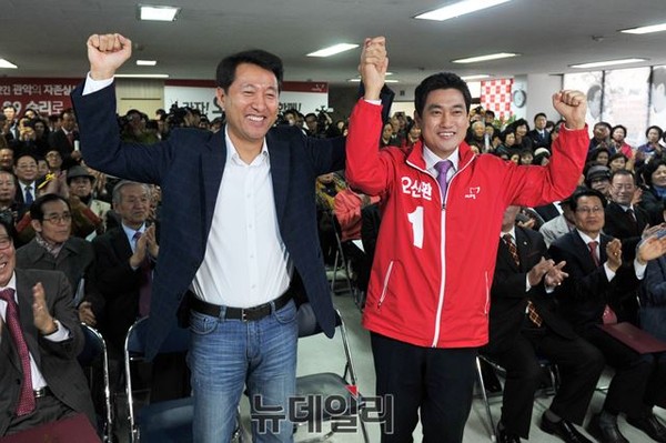 ▲ 오세훈 전 서울시장(왼쪽)과 오신환 예비후보(오른쪽)가 오신환 선거대책위원회 발대식에 참여해 손을 들어보이고 있다. ⓒ뉴데일리 이종현 기자