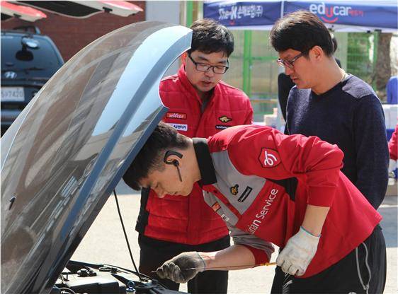 ▲ 차량 무상점검 서비스 장면.ⓒ더케이손보 제공