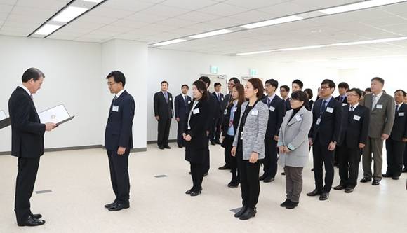 ▲ 임환수 국세청장(맨 왼쪽)이 직원대표위원회 제15기 위원들에게 임명장을 수여하고 있다. ⓒ국세청