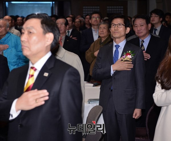 ▲ 특별강연회에 앞서 국민의례를 하는 청중들. 김문수 前경기지사 모습이 보인다. ⓒ뉴데일리