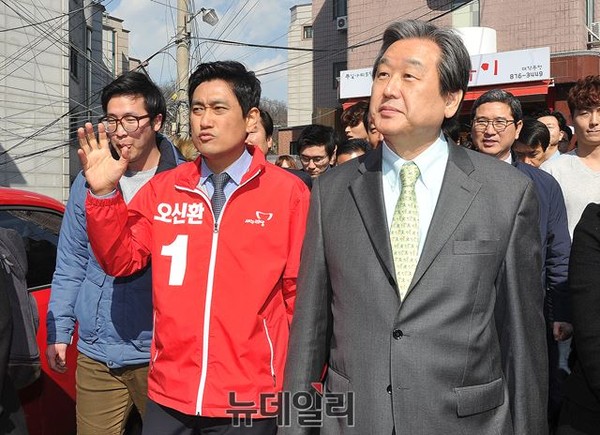 ▲ 새누리당 김무성 대표최고위원(사진 오른쪽)이 23일 4·29 서울 관악을 보궐선거에 출마하는 오신환 후보(왼쪽)의 안내를 받아 1인 가구가 밀집한 신림동 고시촌 일대를 둘러보고 있다. ⓒ뉴데일리 이종현 기자