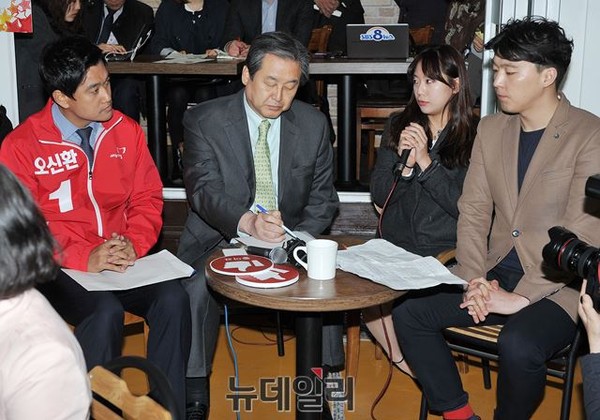 ▲ 새누리당 김무성 대표최고위원(사진 왼쪽에서 두 번째)이 23일 신림동 고시촌의 한 북카페에서 열린 타운홀 미팅에서 오신환 후보와 나란히 앉아 1인 가구의 고충을 청취하고 있다. ⓒ뉴데일리 이종현 기자