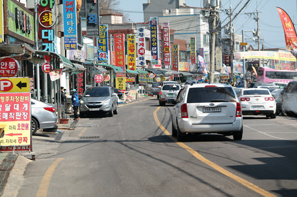 ▲ 영덕군 강구항 대게상가 거리에 호객행위가 사라졌다는 평가가 나오고 있다. 군의 단속과 업주 스스로 자정노력이 빛을 발한 결과라는 지적이다.ⓒ영덕군 제공