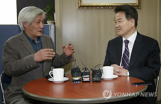 ▲ 국민모임 정동영 인재영입위원장(사진 오른쪽)이 26일 여의도 [대륙으로 가는 길] 사무소에서 김세균 국민모임 창당주비공동위원장(왼쪽)과 자신의 관악을 출마 여부를 놓고 회동을 하고 있다. 이날 회동을 마친 뒤 양자는 출마 여부에 대해 분명한 답변을 내놓지 않았다. ⓒ연합뉴스 사진DB