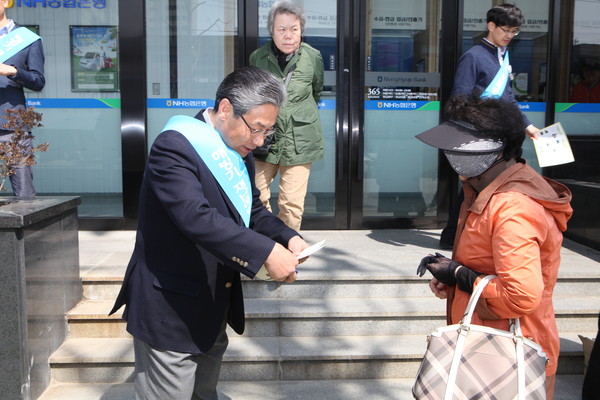 ▲ 허엽 사장이 시민들에게 안전 홍보전단지를 배부하고 있다