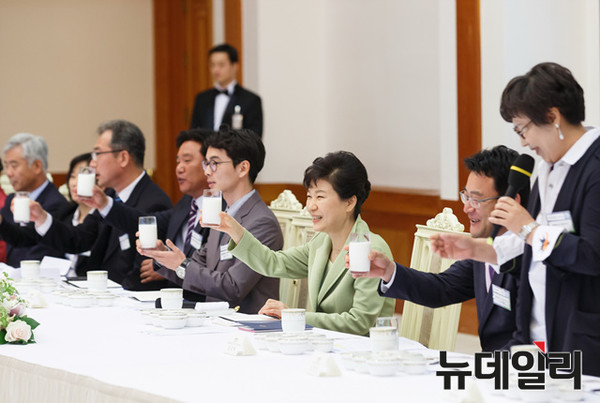 ▲ 27일 박근혜 대통령이 농축수산단체장들과 가진 오찬 간담회에서 할랄 우유를 들고 건배를 외치고 있다. ⓒ청와대 제공