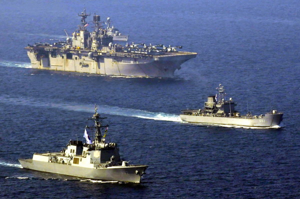 ▲ 27일 한미 연합상륙훈련에 참가한 미 해병대 MV-22 오스프리 수송기가 독도함에 착륙하고 있다.ⓒ(위에서 부터) 미해군 본험리처드 상륙함, 해군 비로봉함, 율곡이이함.ⓒ해군본부