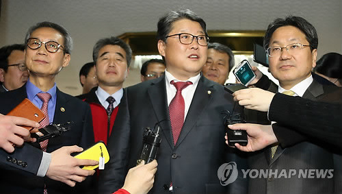 ▲ 대타협기구 공동위원장인 새누리당 조원진·새정치민주연합 강기정 의원과 이근면 인사혁신처장, 류영록 대한민국 공무원노동조합 총연맹 위원장이 27일 국회에서 열린 공무원연금개혁을 위한 국민대타협기구 마지막 전체회의를 마치고 나서 회의장을 나서며 취재진의 질문에 답변하고 있다. ⓒ 연합뉴스