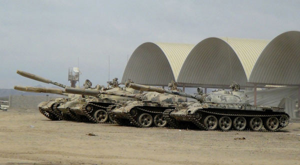 ▲ 예멘의 대도시 아덴 인근에 있는 알 아나드 공군기지에서 진격 준비 중인 예멘군 탱크들. ⓒ캐나다 CTV 보도화면 캡쳐