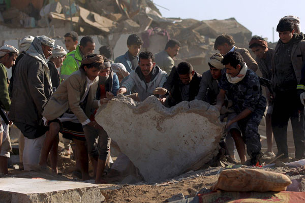 ▲ 사우디아라비아가 이끄는 다국적군의 공습 이후 주민들이 잔해를 치우고 있다. ⓒ이스라엘 하레츠 보도화면 캡쳐