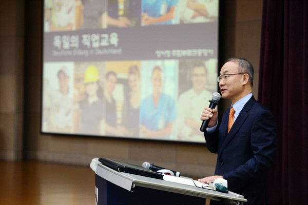 ▲ 장시정 주함부르크 총영사가 27일 오후 대구보건대에서 독일의 직업훈련과 취업’이라는 주제로 특강을 펼쳤다.ⓒ대구보건대 제공