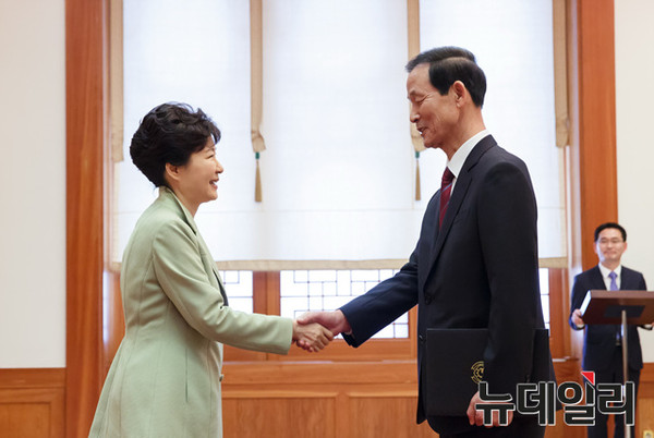 ▲ 박근혜 대통령이 27일 오후 청와대에서 김장수 신임 주중대사에게 신임장을 수여하고 악수를 나누고 있다. ⓒ청와대 제공