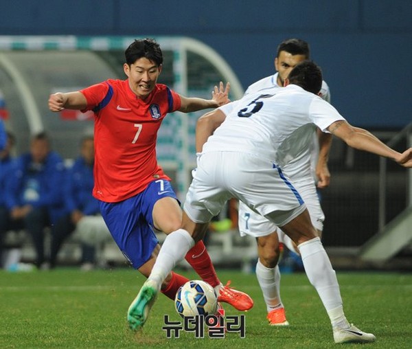 ▲ 후반 경기중 손흥민이 우즈벡 선수를 제치는 발 기술을 선보이고 있다.ⓒ뉴데일리 정재훈 사진기자