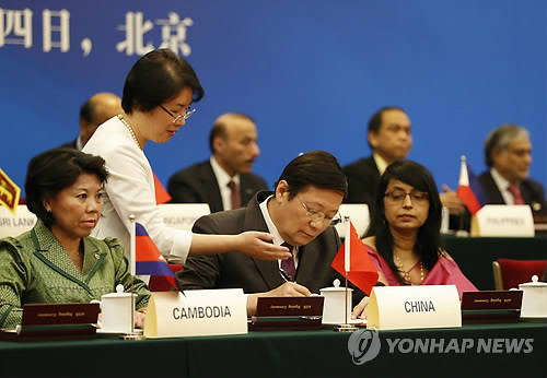 지난해 10월 중국 베이징에서 열린 아시아인프라투자은행(AIIB) 설립 양해각서 체결식 장면ⓒ연합뉴스