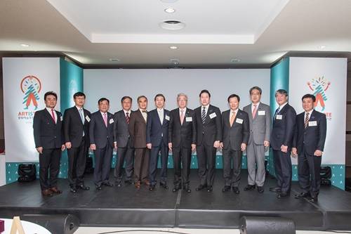 ▲ ⓒ26일 예술의전당 푸치니홀에서 열린 ‘문화예술후원 매개단체 및 우수기관 인증식’에서 효성이 문화예술후원 우수기관으로 인증 받았다. 조현상 효성 부사장(오른쪽에서 5번째), 김종덕 문화체육관광부 장관(오른쪽에서 6번째) 등이 기념촬영을 하고 있다.