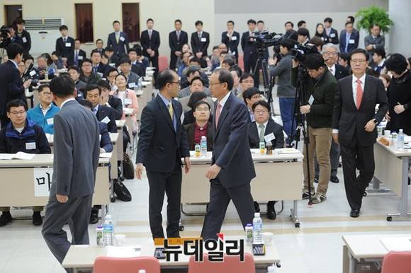 ▲ 최영휘 신임 KB금융지주 이사회 의장(사진 오른쪽 붉은 넥타이 맨 사람) 등 신임 이사들이 주총장 앞쪽으로 걸어나오는 모습. ⓒ 정재훈 사진기자