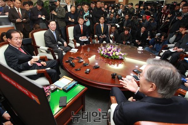 ▲ 홍준표 경남도지사(사진 왼쪽)와 새정치민주연합 문재인 대표가 지난 17일 경남도청 도지사 집무실에서 무상급식과 관련해 설전을 벌이고 있다. ⓒ뉴데일리/사진공동취재단