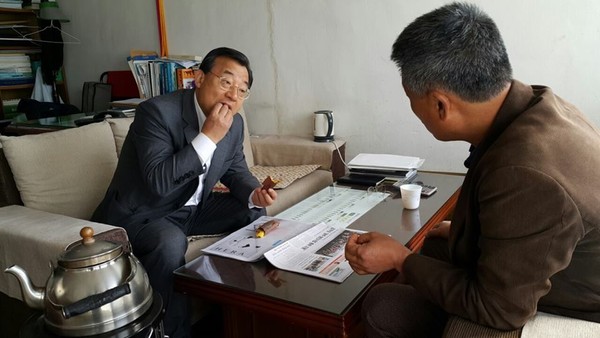 ▲ 전남 순천 곡성의 지역 주민과 담소를 나누고 있는 이정현 최고위원.  ⓒ 이정현 의원 페이스북