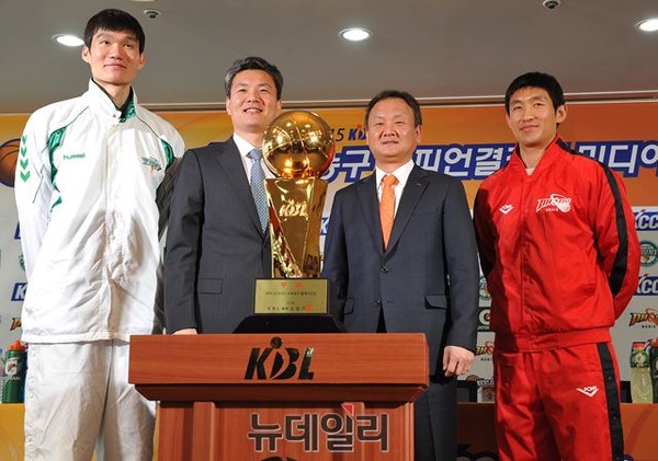 ▲ 오른쪽부터 울산 모비스 피버스의 양동근 선수, 유재학 감독, 원주 동부 프로미의 김영만 감독, 김주성 선수.ⓒ뉴데일리 이종현 사진기자