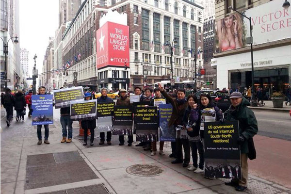 ▲ 뉴욕 엠파이어 스테이트 빌딩 앞에서 시위를 하는 대한청년평화사절단 단원과 지지자들. 이들 가운데 한 명이 페이스북에 공개사진을 올렸다. ⓒ관련 페이스북 화면캡쳐