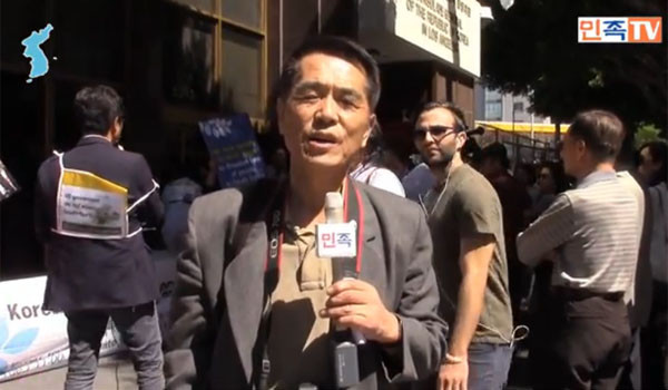 ▲ 대표적인 재미종북인사 노길남이 대한청년평화사절단 시위현장 앞에서 설명하는 모습. ⓒ종북매체 '민족통신' 공개영상 캡쳐