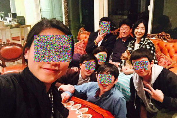 ▲ 종북콘서트로 한국에서 추방된 한국계 미국인 신은미 씨와 남편을 찾은 대한청년평화사절단 단원들. 이 사진 또한 관계자가 페이스북에 공개한 것이다. ⓒ관련 페이스북 화면 캡쳐