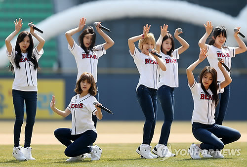 ▲ 2015 KBO리그 개막 첫 날인 28일 오후 서울 잠실야구장에서 열린 두산과 NC의 경기에서 걸그룹 AOA가 축하공연을 펼치고 있다.ⓒ연합뉴스