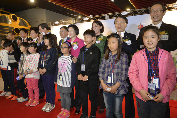 ▲ 27일 대구 엑스코 지하 1층 EBS리틀소시움에서 열린 ‘100만 글로벌 리더 꿈 새기기’ 행사에서 멘토 자격으로 참석한 인사들과 멘티로 참석한 어린이들이 기념촬영을 하고 있다. ⓒ리틀소시움 제공