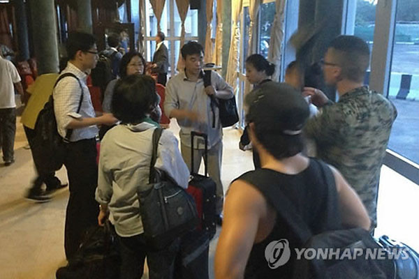 ▲ 지부티 공항에 도착한 한국 국민들이 청해부대 연락장교의 설명을 듣고 있다. ⓒ연합뉴스. 무단전재 및 재배포 금지