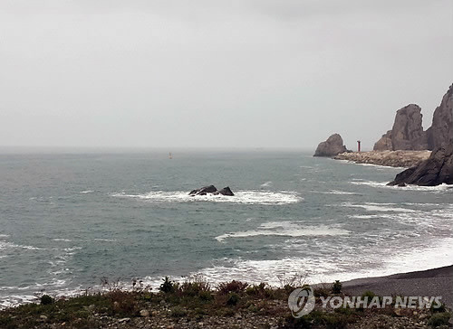 ▲ 서해해양경비안전본부 소속 헬기가 추락, 4명이 순직한 전남 신안군 가거도항 인근 해상에 29일 오전 마지막 실종자 장용훈(29) 경장을 찾는 수색 작업이 진행되고 있지만, 함정은 보이지 않고 있다. 서해본부는 중국어선 단속 등 평상 업무를 위해 수색세력을 대폭 줄었다.ⓒ연합뉴스 사진