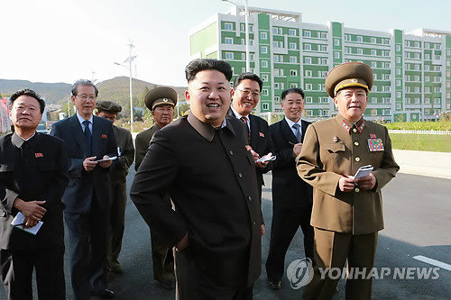 ▲ 지난해 10월 북한 김정은이 위성과학자주택지구를 현지시찰하는 모습. 2014.10.14. ⓒ 사진 연합뉴스