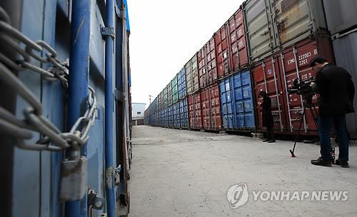 ▲ 방위사업 비리로 구속된 이규태 일광공영 회장이 숨겨 놓은 각종 사업 관련 비밀 자료가 무더기로 발견됐다. 방위사업비리 정부합동수사단에 따르면 수사팀은 지난 26일 서울 도봉산 인근 야적장의 컨테이너에서 일광공영측이 숨겨 놓은 방산 관련 각종 서류를 찾아냈다.  사진은 29일 오후 찾은 방산 관련 서류가 숨겨져 있던 서울 도봉구의 한 컨테이너 야적장.   ⓒ 연합뉴스